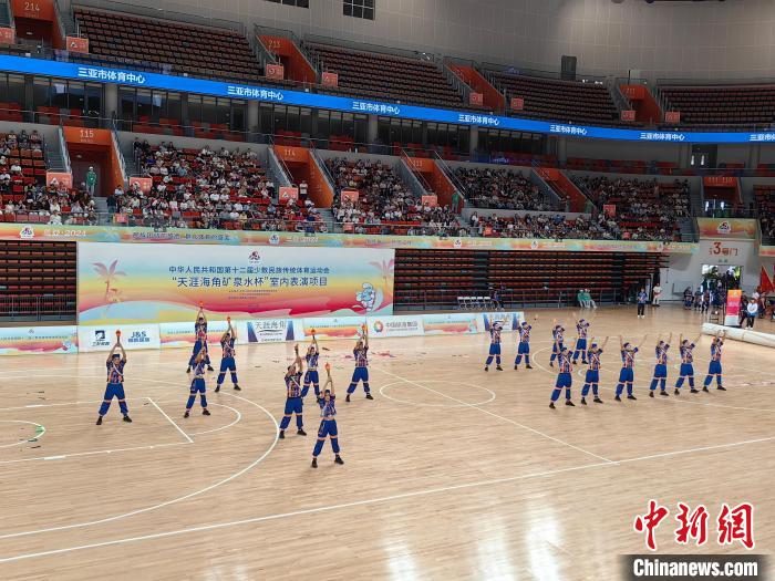 上海代表团展示《火彝绳花》，让民族团结之花