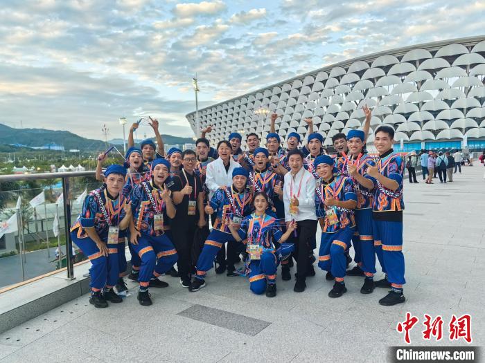 上海代表团展示《火彝绳花》，让民族团结之花