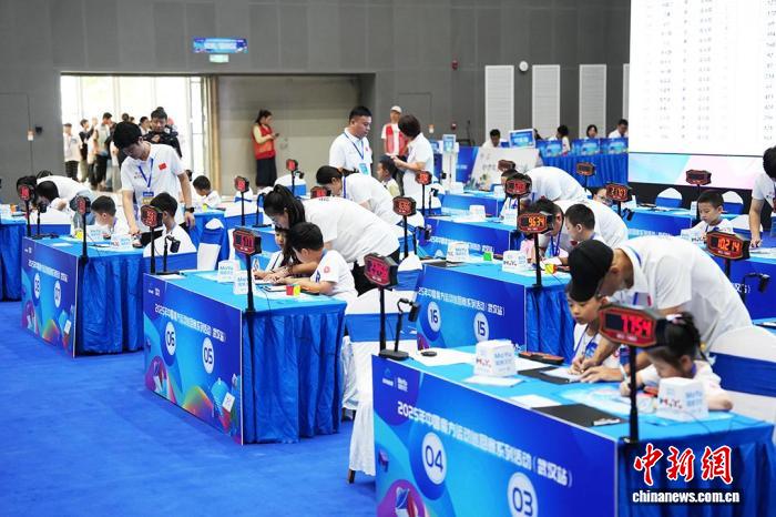 2025中国魔方巡回赛武汉站盛大开幕 500余名选手角