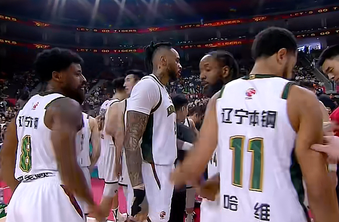 广东男篮惨败辽宁 队内战术失误引球迷集体声讨