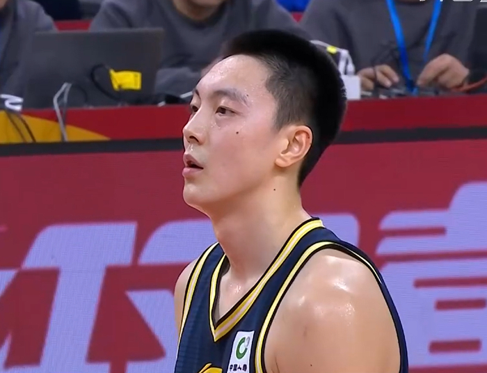 广东男篮惨败辽宁 队内战术失误引球迷集体声讨