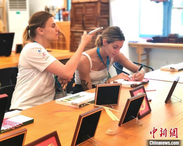 成都大运会非遗体验掀文化交流热潮