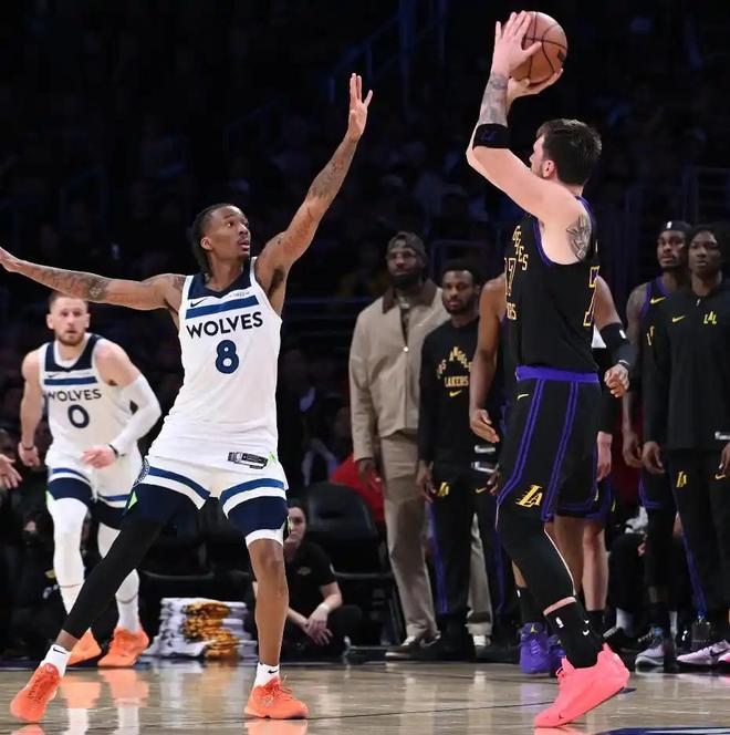 湖人季后赛席位争夺战升级 三核驱动能否突破上