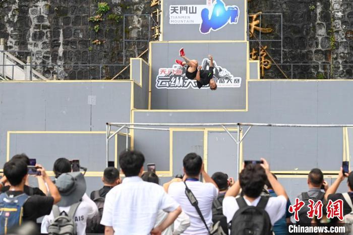 第二届天门山云纵天梯跑酷大赛开赛 海外选手展