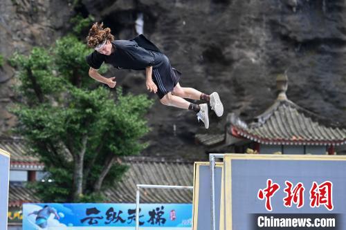 第二届天门山云纵天梯跑酷大赛开赛 海外选手展