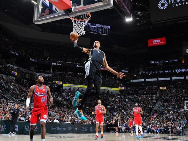 文班亚马伤退马刺双杀76人，恩比德复出难改败局