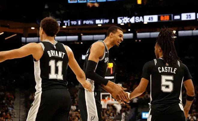 文班亚马伤退马刺双杀76人，恩比德复出难改败局