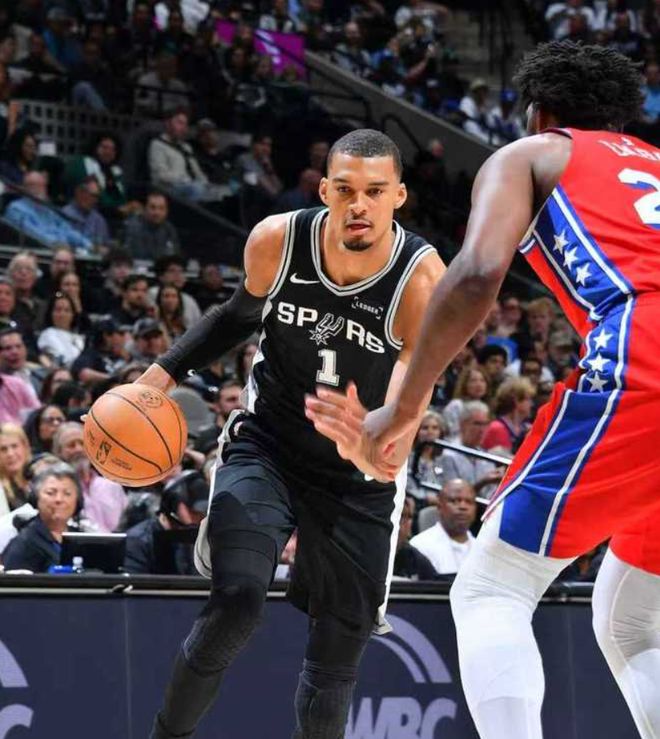 文班亚马伤退马刺双杀76人，恩比德复出难改败局