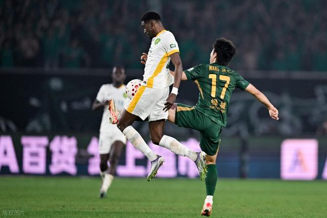 国安边锋恩科洛洛遭球迷怒斥 战术适配性引质疑